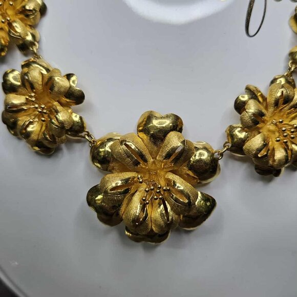 Radiant 22k Yellow Gold Flower Necklace - Picture 7 of 11